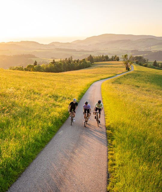 Radfahrer im CUORE Trikot im Sonnenuntergang