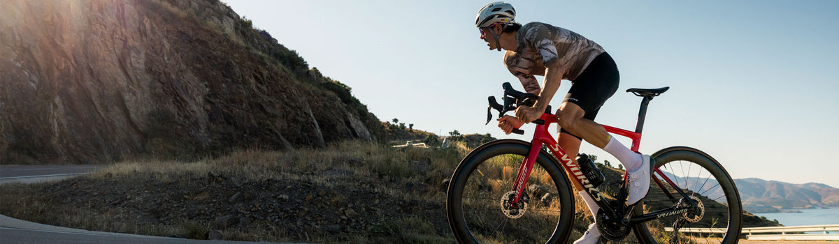 Radfahrer in CUORE Amore Radtrikots und Bib Shorts